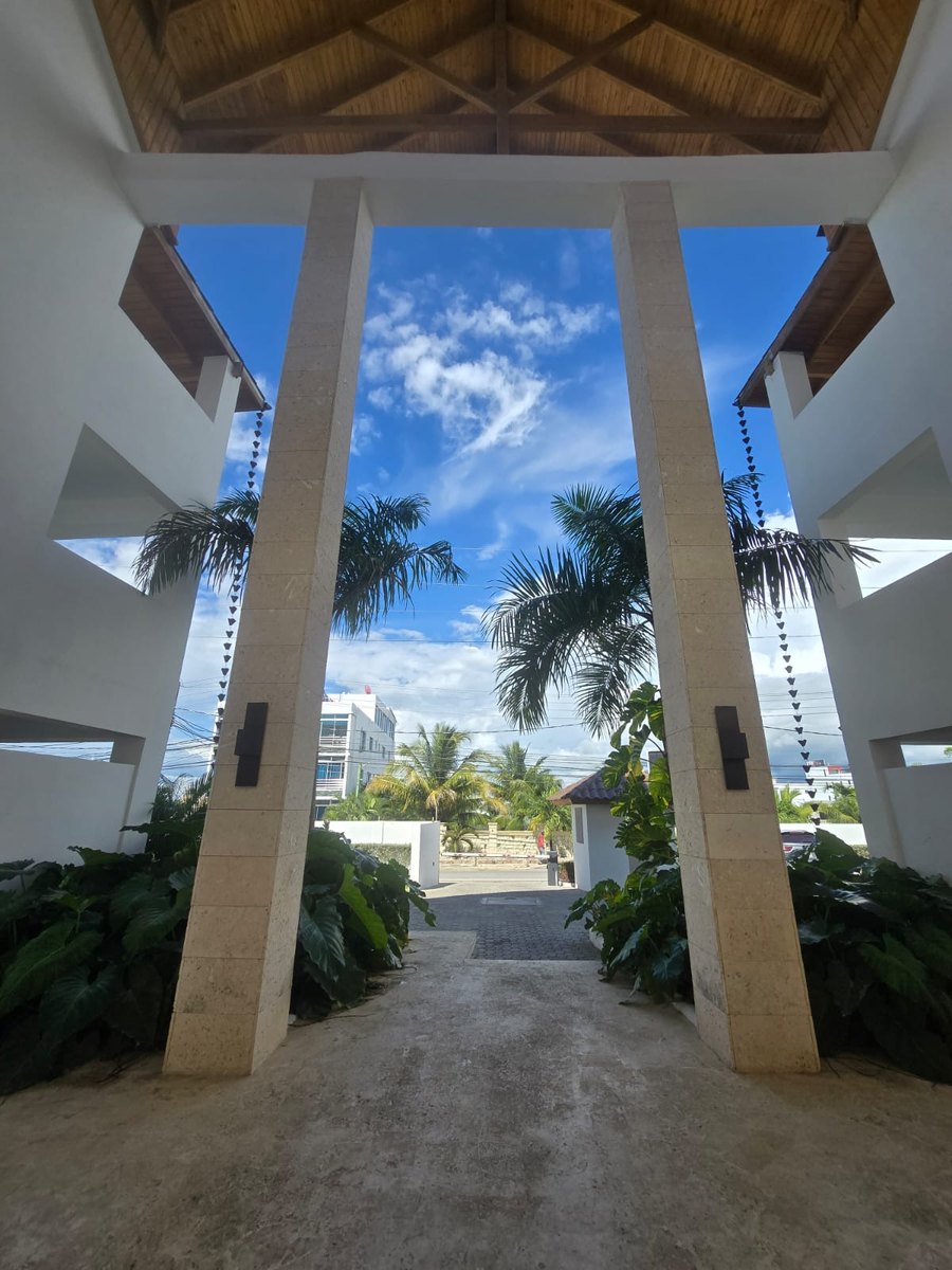 Entrada de residencial moderno en Bayahibe